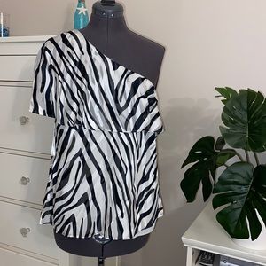 Elegant one shoulder top.